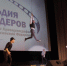 Каскадеры исполняют трюки на сцене - Мой район
