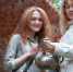 2 июня 2017 года. Анна Королева (слева) и Елена Ткач (справа) показали находки, которые войдут в коллекцию музея - Москва.Центр