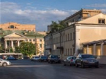 Водители экскурсионных автобусов и легковых авто сражаются за парковку в центре