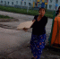 Цыганка засунула сына в мусорный бак в поисках просрочки. Видео - Вести.Ru
