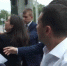 Пресс-секретарь Зеленского грубо оттолкнула от него журналиста - Вести.Ru