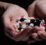 woman-hand-holding-pill-on-black - ИА Общественная служба новостей