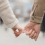 back-view-of-couple-holding-pinkies-outside - ИА Общественная служба новостей