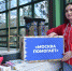 Волонтер Екатерина Мишина в пункте «Москва помогает» на площадке фестиваля «Пасхальный дар» на Тверской собирает коробки с подарками жителям новых территорий и бойцам СВО. Фото: Анна Малакмадзе, «Вечерняя Москва» - Москва.Центр