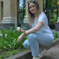 Исполняющая обязанности начальника участка Дарья Тарабрина рядом с новенькой клумбой, украшенной вместе с жителями. Фото: Анна Малакмадзе, «Вечерняя Москва» - Москва.Центр
