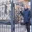 Житель дома Сергей Ярцев доволен, что теперь и ворота, и калитка открываются без всяких проблем. Фото: Анна Малакмадзе, «Вечерняя Москва» - Москва.Центр
