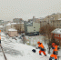 Ответственные лица очищают тротуары во дворах, проезжую часть, остановки и пешеходные переходы, транспортно-пересадочные узлы. Фото: личная страница главы Мещанского района Дмитрия Башарова в социальных сетях - Москва.Центр