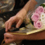 Преподавателя академии живописи наградили медалью. Фото: Анна Быкова, «Вечерняя Москва» - Красносельский район