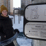 27 февраля. Московский. Надежда Терентьева (фамилия изменена. — «НО») убедилась, что табличку надежно закрепили. Фото: Виктор Хабаров - Новые Округа