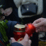 Огромная очередь выстроилась к стихийному мемориалу у «Крокус Сити» в Москве - Вечерняя Москва