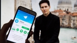 Приложение «Телеграм» на экране смартфона, на втором плане — основатель этого приложения Павел Дуров. Известно, что «Телеграм» активно пользовались многие влиятельные люди. В том числе президент Франции Эмманюэль Макрон. Что, впрочем, не помешало Франции арестовать Павла Дурова