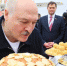 Лукашенко поцеловал каравай, прилетев на саммит БРИКС в Казани - M24.Ru