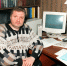 20 октября 1998 года. Писатель Юрий Поляков дома за рабочим столом. Тут и создавались первые шедевры мастера. Фото: Досье, ТАСС - Новые Округа