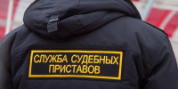 Жительница Екатеринбурга попыталась спрятаться от приставов в диване - M24.Ru