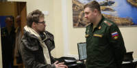 В пункт отбора на контрактную службу каждый день приходят десятки будущих бойцов - Москва. Северо-Запад