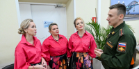 Участницы группы «Девчата» встретились с контрактниками в Едином пункте отбора на военную службу в Москве - Районная газета Восточное Измайлово
