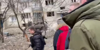 Разрушенную при обстреле ВСУ многоэтажку во Льгове сняли на видео - M24.Ru