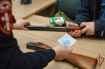 Москвичи при содействии столичного главка Росгвардии передают оружие для нужд СВО