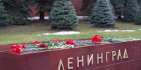 В День снятия блокады Ленинграда столичные росгвардейцы возложили цветы в Александровском саду. Фото: пресс-служба Росгвардии - Басманные вести