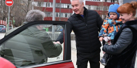 Сергей Собянин вручил подарок 200-тысячному москвичу, получившему жилье по реновации - Единая Россия