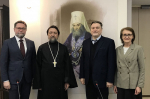 Первый проректор СФИ Дмитрий Сергеевич Гасак, председатель Учебного комитета Русской Православной Церкви протоиерей Максим Козлов, ректор СФИ Алексей Борисович Мазуров, проректор по учебной работе Лариса Юрьевна Мусина во время вручения свидетельства о церковной аккредитации СФИ