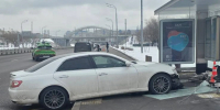 Иномарка влетела в остановку и сбила женщину на севере Москвы - Комсомольская Правда