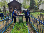 Московские единороссы провели патриотические субботники у мемориалов защитникам страны