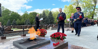 Префект ВАО Николай Алешин возложил цветы к мемориалу воинам, павшим в годы Великой Отечественной войны - Префектура ВАО Москвы