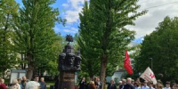 Школьники возложили цветы к памятнику ополченцам района Замоскворечье. Фото: страница школы №518 в социальных сетях - Район Замоскворечье