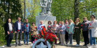 В память о павших героях Великой Отечественной войны сотрудники Межрегионального управления Росприроднадзора по г. Москве и Калужской области возложили цветы на братской могиле - Росприроднадзор