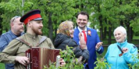 Сирень Победы : акция состоялась в сквере Девичье поле. Фото: официальная страница управы района Хамовники в социальных сетях - Район Хамовники
