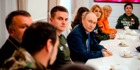 Путин лично вручил премию "Служение" главе сельсовета в Курской области - M24.Ru