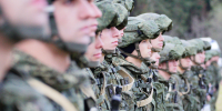 Самолет с 307 освобожденными из плена российскими бойцами сел в Подмосковье. - Вечерняя Москва