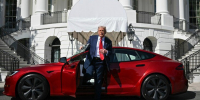 WP: Трамп планирует избавиться от своего автомобиля Tesla - M24.Ru