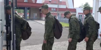 Минобороны показало видео возвращения из плена российских военных младше 25 лет - M24.Ru