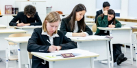 Выпускники школы №626 показали отличные результаты на ЕГЭ по химии и литературе - Район Котловка