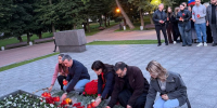 Молодые парламентарии района почтили память героев на акции  Свеча памяти . Фото: страница Молпалаты в социальных сетях - Пресненский район