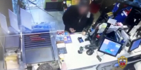 Пьяный молодой человек разбил огнетушителем дверь автозаправки на 7 км МКАД в Вешняках - M24.Ru