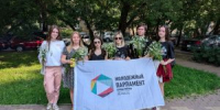Члены Молодежной палаты Мещанского района провели акцию ко Дню семьи, любви и верности. Фото: страница Молодежной палаты Мещанского района в социальных сетях - Мещанский район
