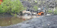 13 человек погибли в результате падения вахтового автобуса в обрыв в Якутии - Говорит Москва