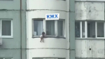 Девочка чуть не выпала из окна многоквартирного дома в Кожухове