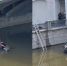 Упавшую в реку в Москве машину подняли из воды - M24.Ru