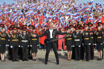 Российский триколор: на Поклонной горе прошли съемки народного клипа Дениса Майданова