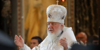 Патриарх Кирилл перед крестным ходом проводит литургию в храме Христа Спасителя - Вечерняя Москва