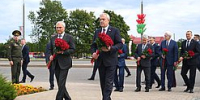 Председатель Государственной Думы Вячеслав Володин и Председатель Палаты представителей Национального собрания Республики Беларусь Игорь Сергеенко возложили цветы к камню К.Симонова - Государственная Дума