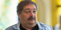 Писатель Дмитрий Быков признан террористом и экстремистом - M24.Ru