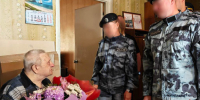 Сотрудники столичного ОМОН поздравили ветерана Великой Отечественной войны с 98-летием - Росгвардия