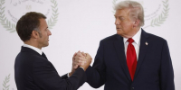 Трамп долго не отпускал руку Макрона во время фотосессии в Египте - M24.Ru
