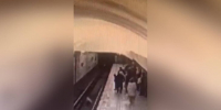 Женщина столкнула девочку на пути на станции метро в Москве из-за смеха - M24.Ru