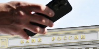 ЦБ: банки РФ ежемесячно останавливают около 330 тысяч переводов мошенникам - Говорит Москва